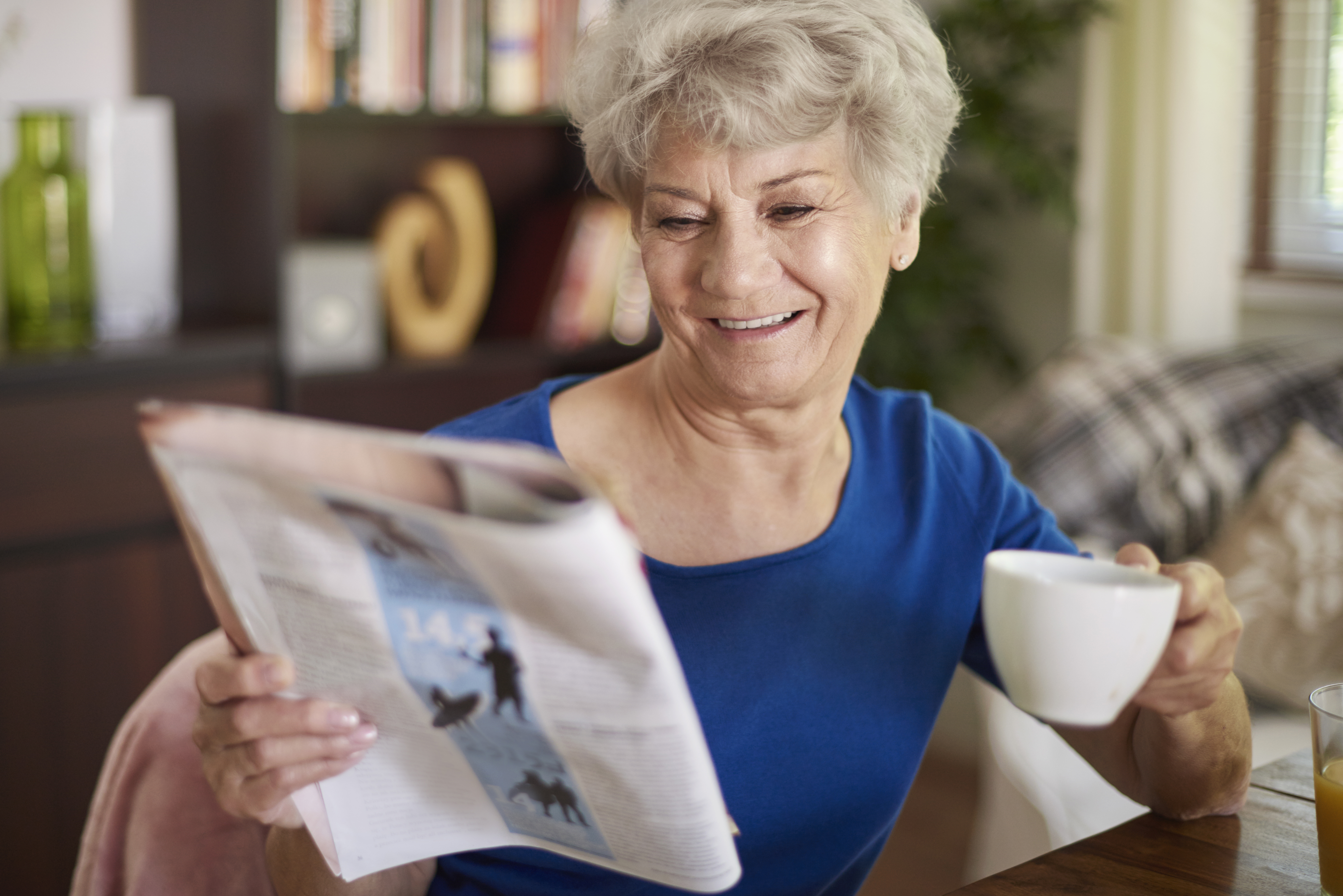 Illustration d'une femme âgée lisant le journal